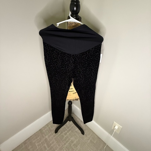 Old Navy Black Patterned Leggings - Picture 3 of 7